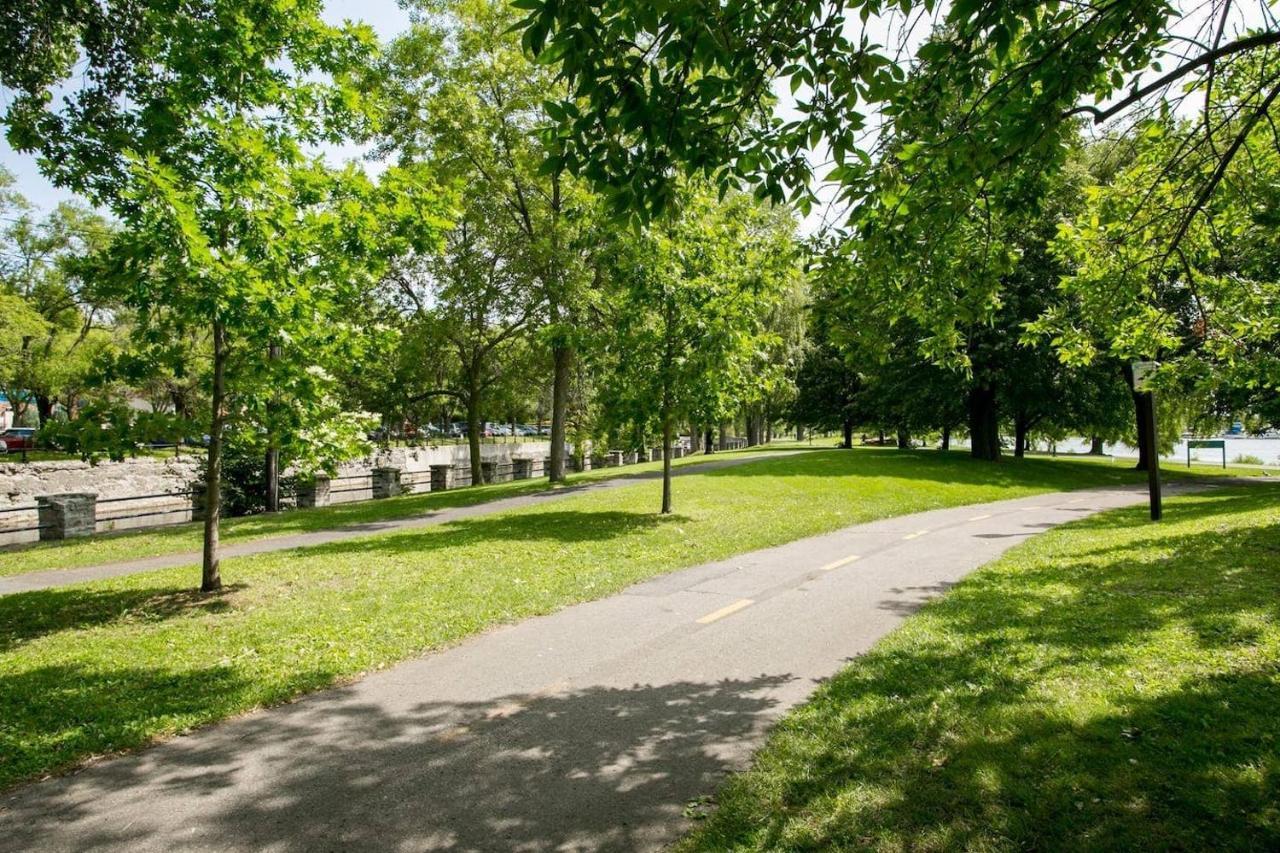 Free Parking In Beautiful Lachine Montréal Kültér fotó